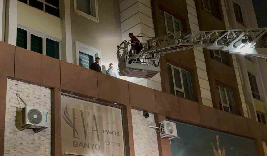 Bir garip olay: 3'üncü kattan çarşafla indiler: 2 gözaltı