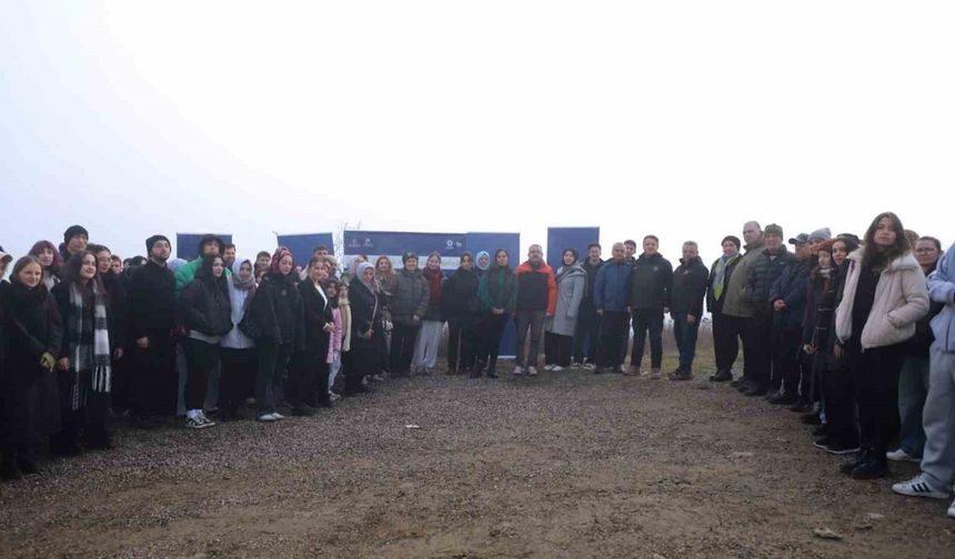 Öğrenciler 500 çam fıstığı fidanını toprakla buluşturdu