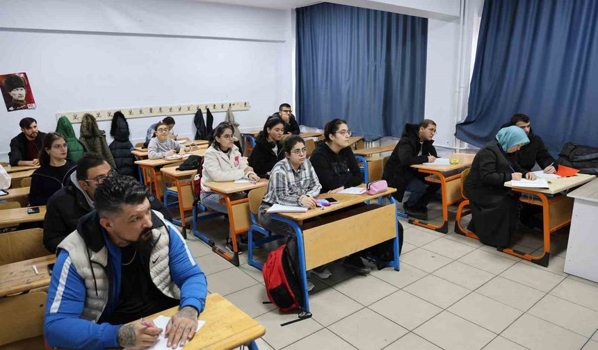 74 engelli vatandaş gönüllü öğretmenlerle KPSS'ye hazırlanıyor