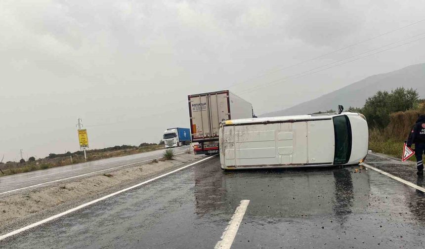 Kontrolden çıkan minibüs devrildi; 1 yaralı