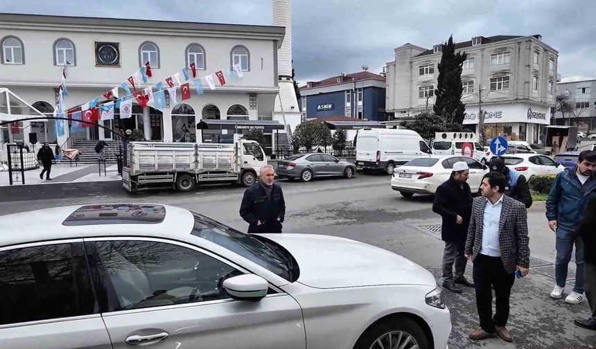 Lüks araçla çıkışı kapattı, cuma çıkışında tepkiye neden oldu