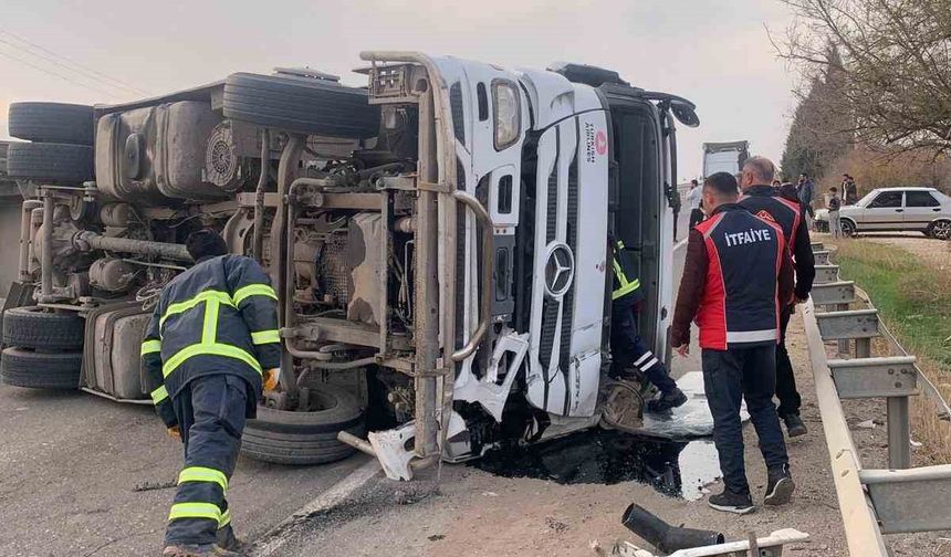 Devrilen akaryakıt yüklü tırın sürücüsü yaralandı