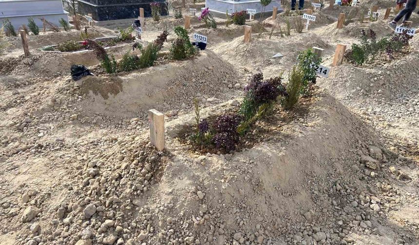 Komşusu tarafından öldürülen anne ve oğlu toprağa verildi