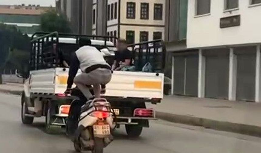 Motosikleti önce çömelerek, sonra yatarak sürdü