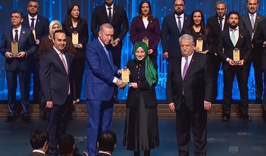 Ödülünü Cumhurbaşkanın elinden aldı