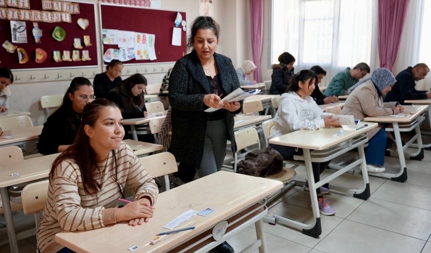 Öğrenciler dışarıda, veliler sınavda