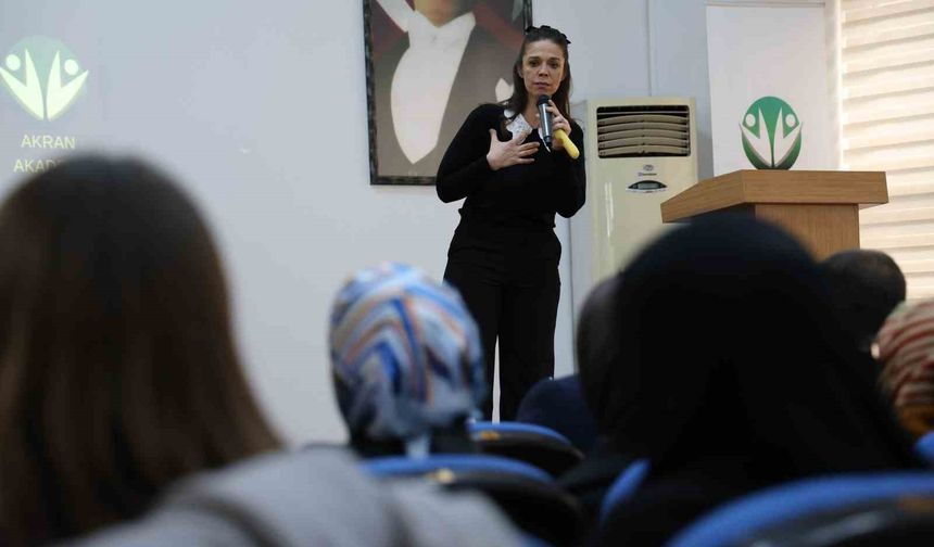 Otizmli yazar ebeveynlerle buluşarak otizmi anlattı