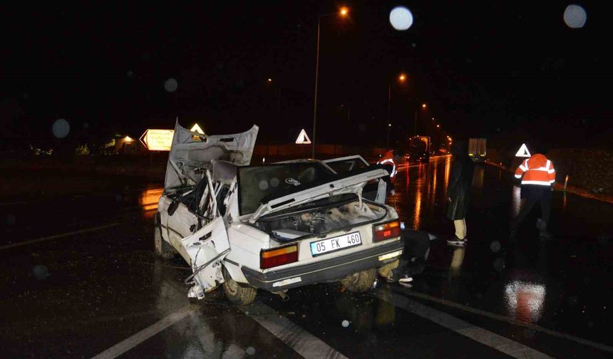 Otomobil tıra çarptı: 4 yaralı