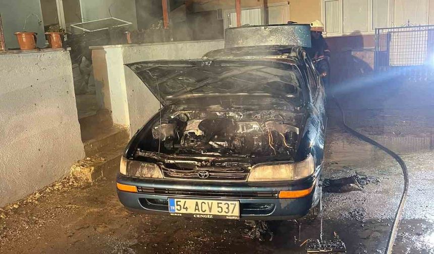 Park halindeyken yanan otomobil kullanılamaz hale geldi