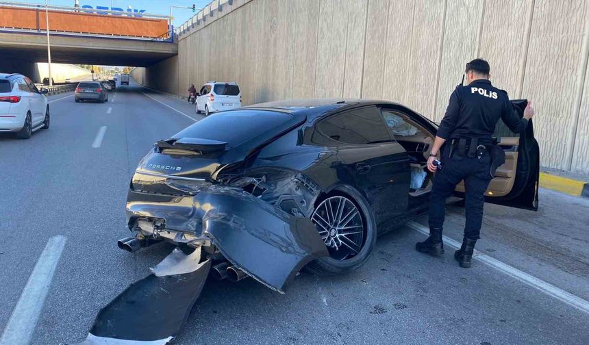 Otomobil önce bir araca sonra alt geçit duvarına çarptı
