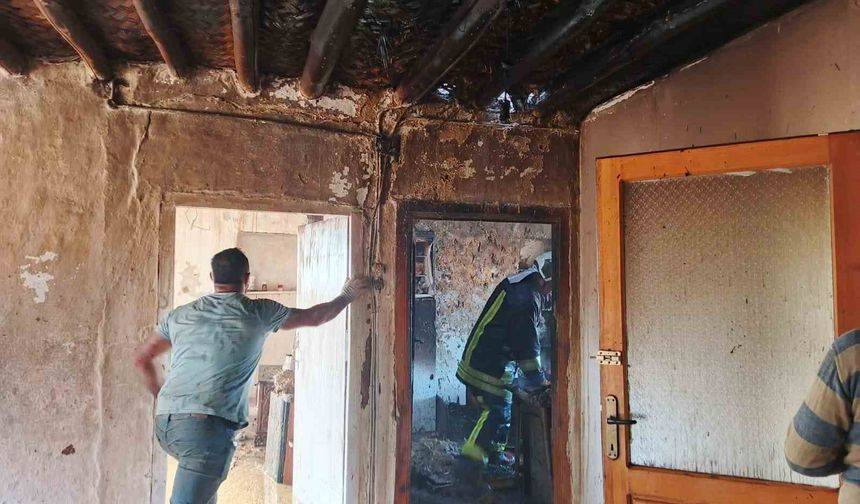 Yangında iki katlı evin bir bölümü yanarak küle döndü