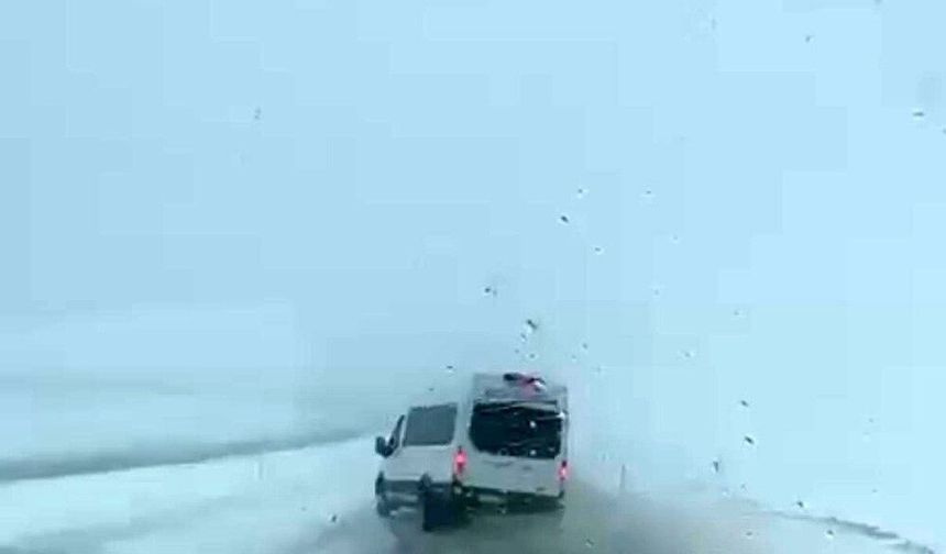 Minibüsün kıl payı atlattığı kaza kamerada