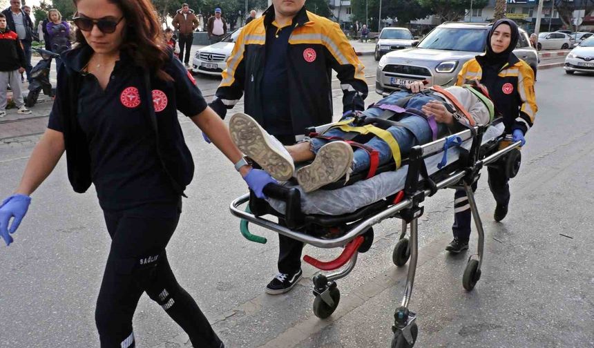 Taksi ile çarpışan motosikletli gençler metrelerce sürüklendi