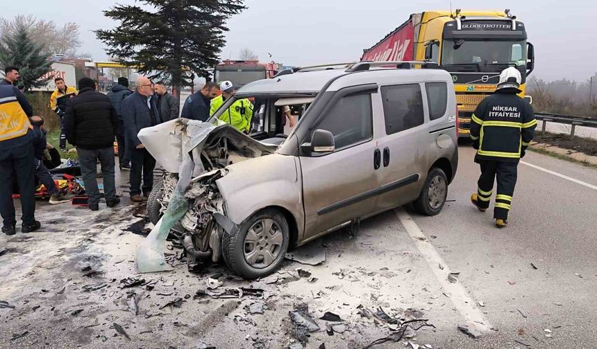 Tırla çarpışan hafif ticari araç alev aldı
