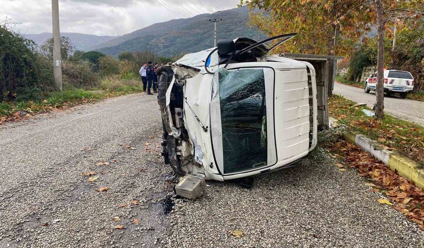 Devrilen kamyonetin sürücüsü yaralandı