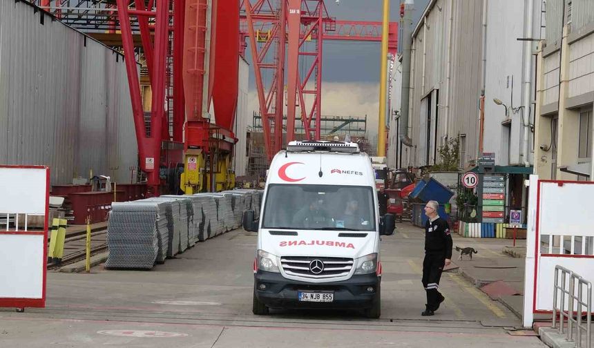 Tuzla'da tersanede iskele çöktü