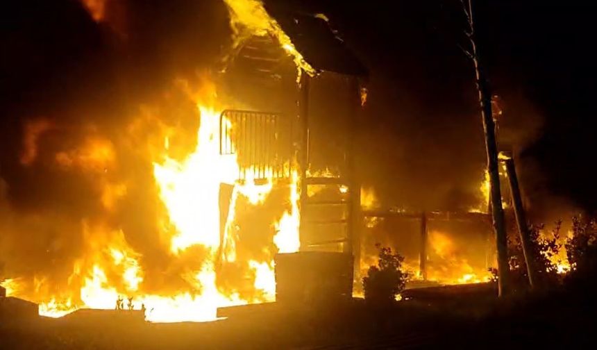 Üşümemek için ateş yaktılar, çocuk parkını küle çevirdiler