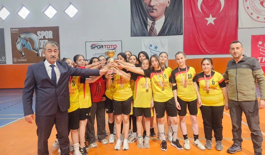 Okul Sporları Yıldız Kızlar Hentbol Müsabakaları tamamlandı