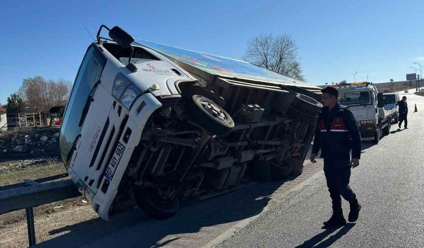 Yan yatan kamyonette 2 kişi yaralandı