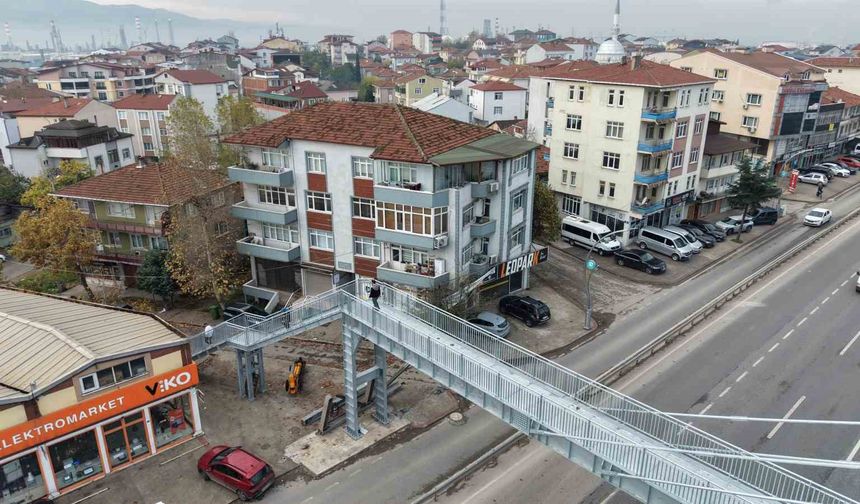 'Yayalar evimi izliyor' şikayeti üst geçidi yıktırdı: 'Evi yine görebiliyoruz'