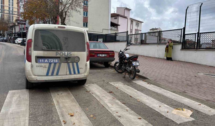 Yayaya yol verirken, arkadan motosiklet çarptı