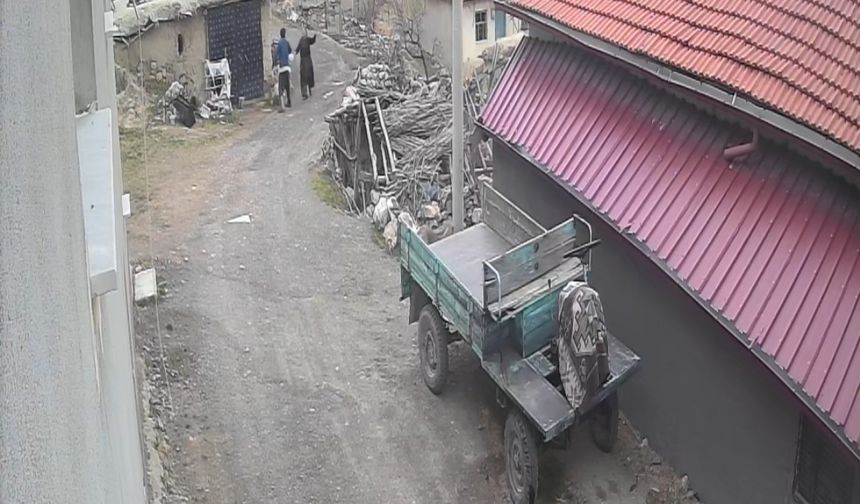 Yerde yatan karısının kafasına tekme attı