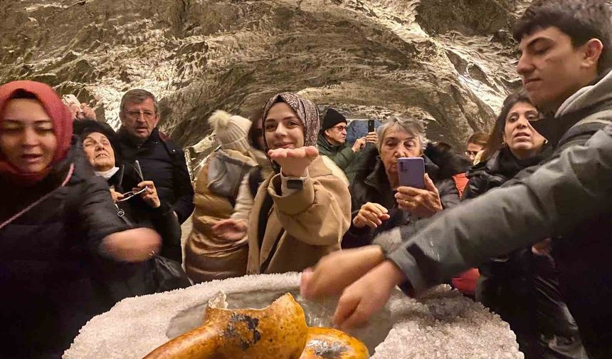 Yerin 150 metre altındaki bu mağarada şifa arıyorlar