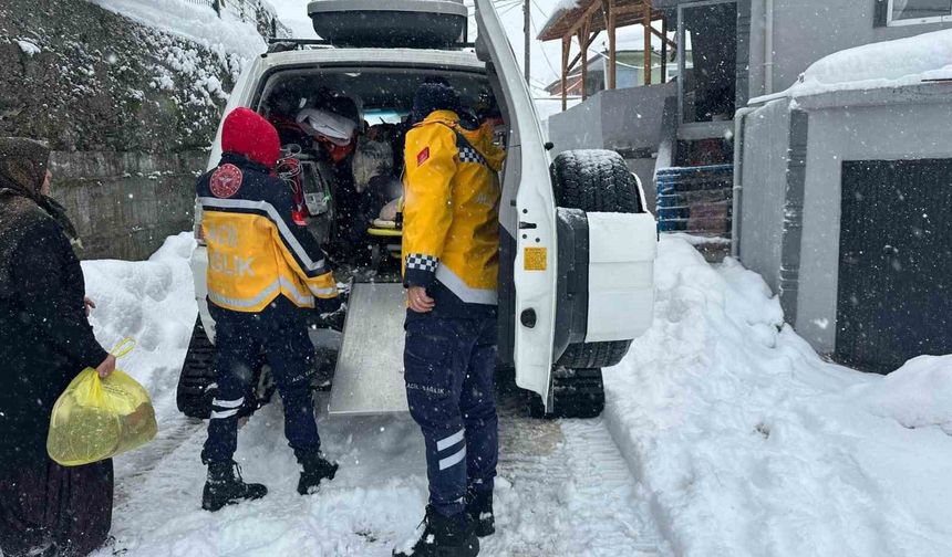 Yoğun kar yağışına rağmen Acil Sağlık ekipleri görev başında
