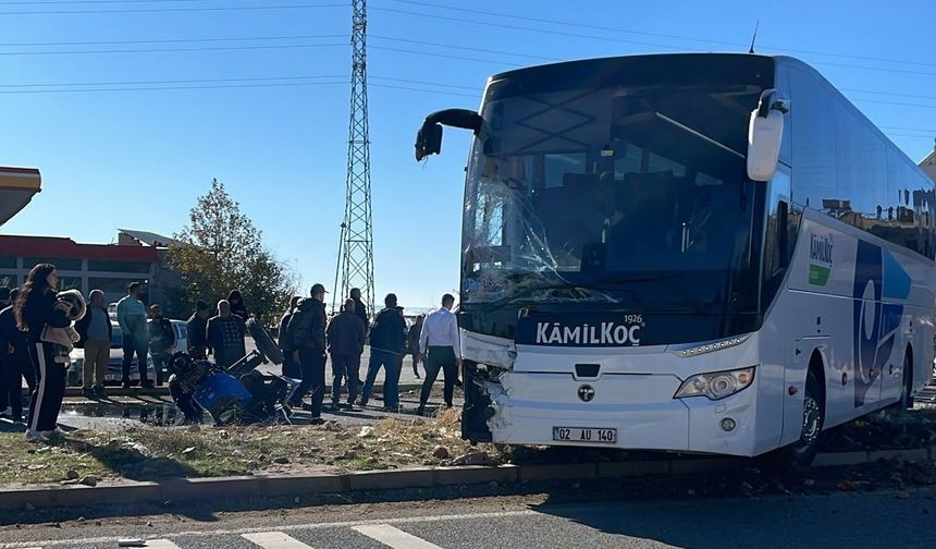 Yolcu otobüsü ile traktör çarpıştı: 1 yaralı