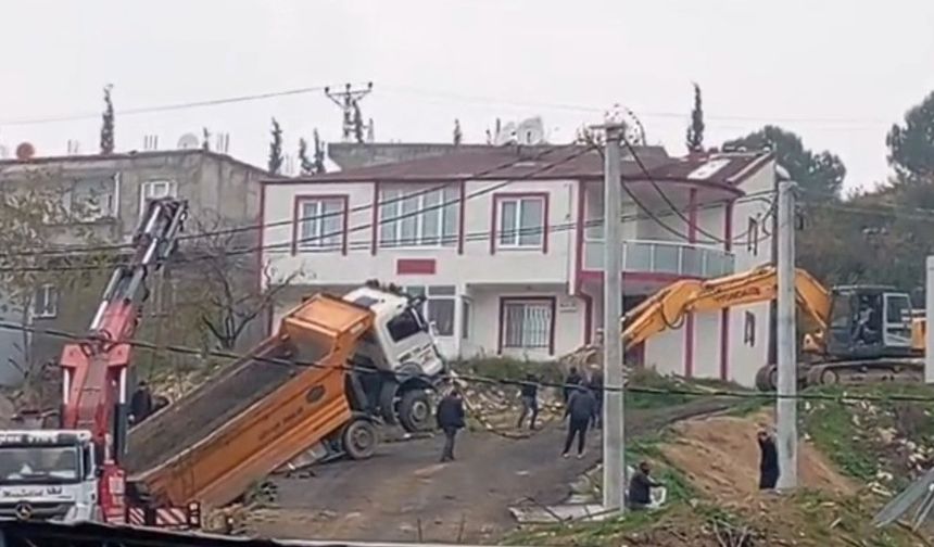 Yük boşaltan kamyon askıda kaldı