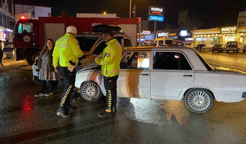 İki otomobilin çarpıştığı ve 3 kişinin yaralandığı kaza anı kamerada