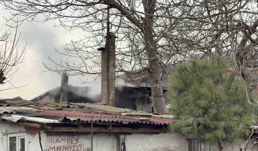 Arnavutköy'de yaşlı adamın yaşadığı gecekondu alev alev yandı