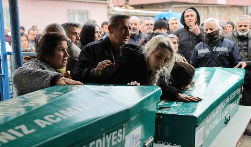 Babalarının öldü *rdüğü kardeşler yan yana toprağa verildi