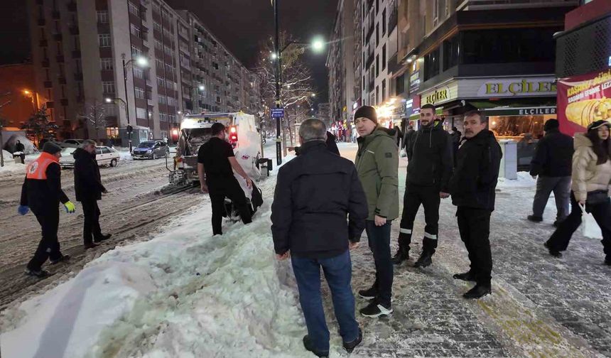 Başkan yolda kalan yolcuları evlerine ulaştırdı