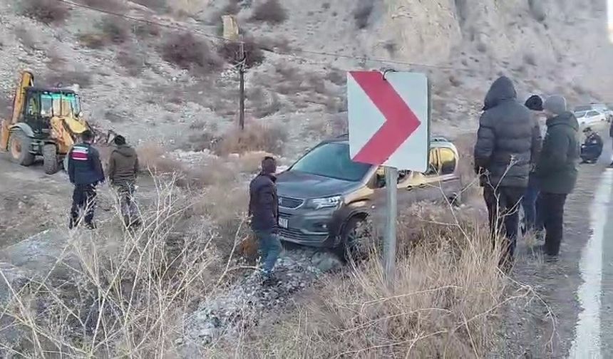 Buzlanan yolda kayan otomobil araziye uçtu
