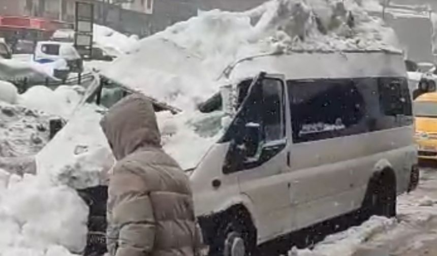 Çatıdan düşen kar kütlesi aracı kullanılmaz hale getirdi