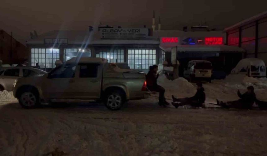 Çıraklarının isteğini geri çevirmeyen usta, karda eğlenceye ortak oldu