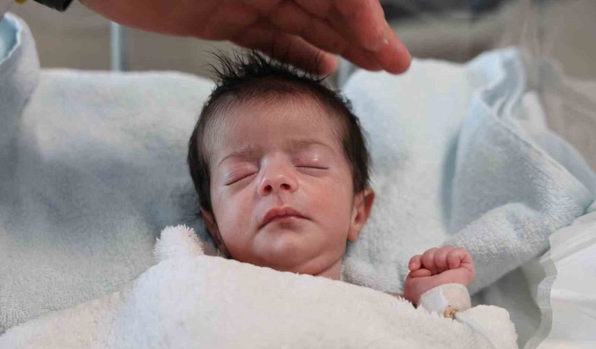 Doğuştan yemek borusu olmayan 4 günlük bebek, hayata tutundu