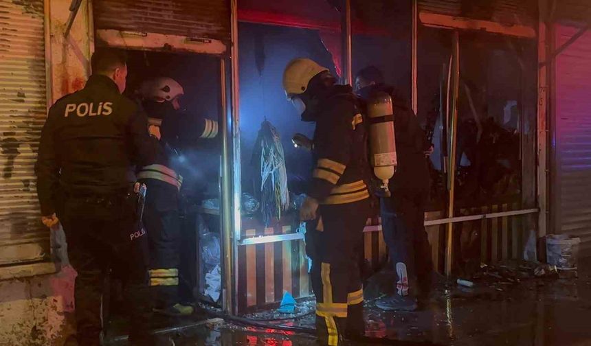 Gece yarısı yangın paniği: Çantacı dükkânı küle döndü