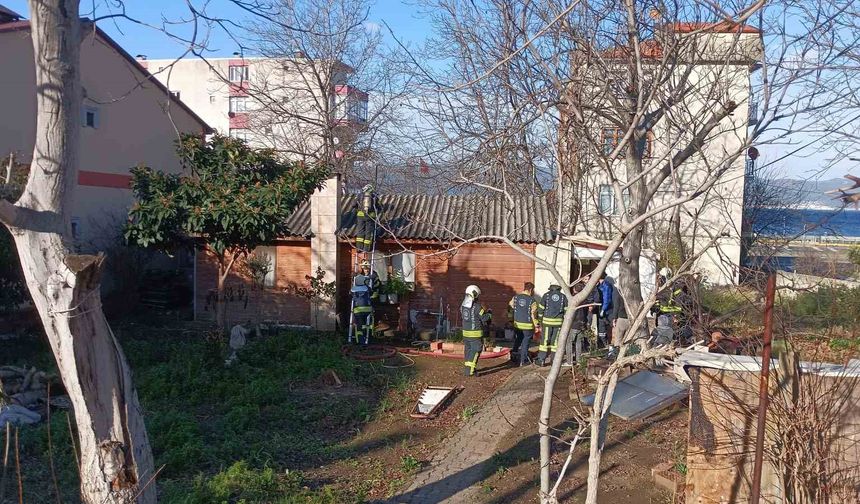 Gecekonduda çıkan yangın büyümeden söndürüldü