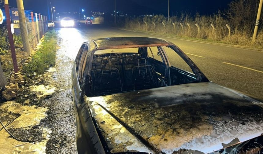 Hareket halindeyken yanan otomobil küle döndü
