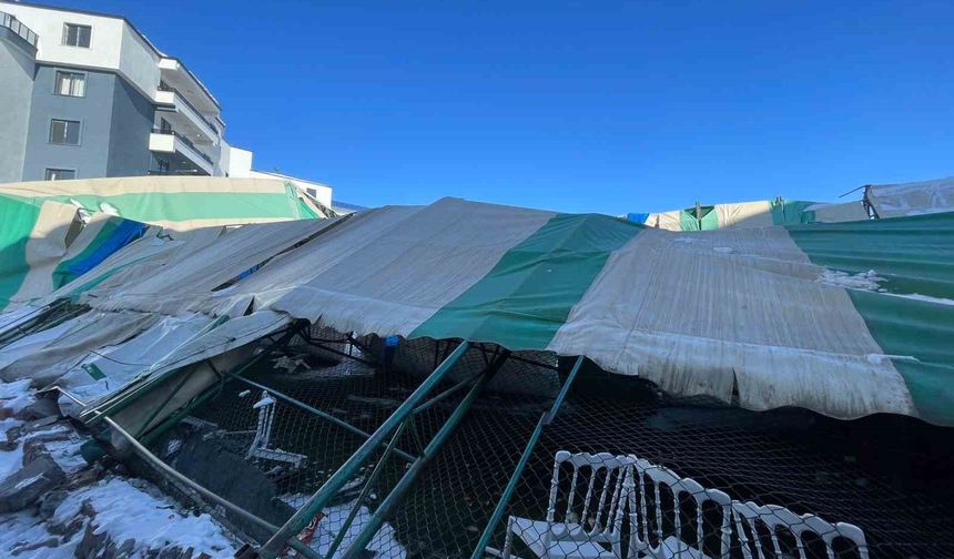 Düğün salonu olarak kullanılan halı saha çöktü