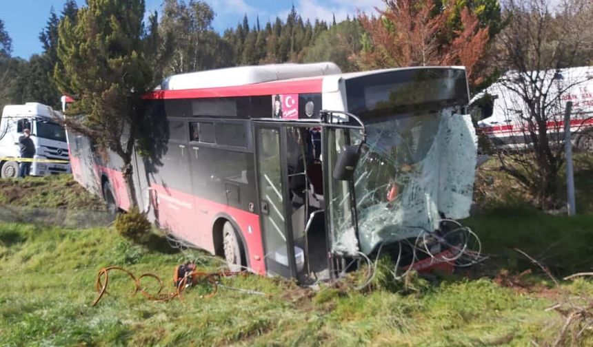 Belediye otobüsü ile panelvan çarpıştı: 1 ölü, 8 yaralı