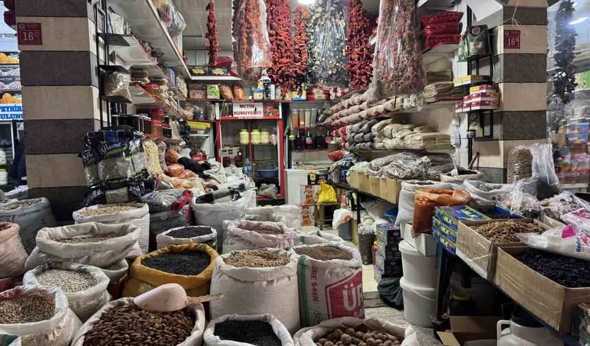 Kar yağışı vatandaşın kuru yemişe talebini arttırdı