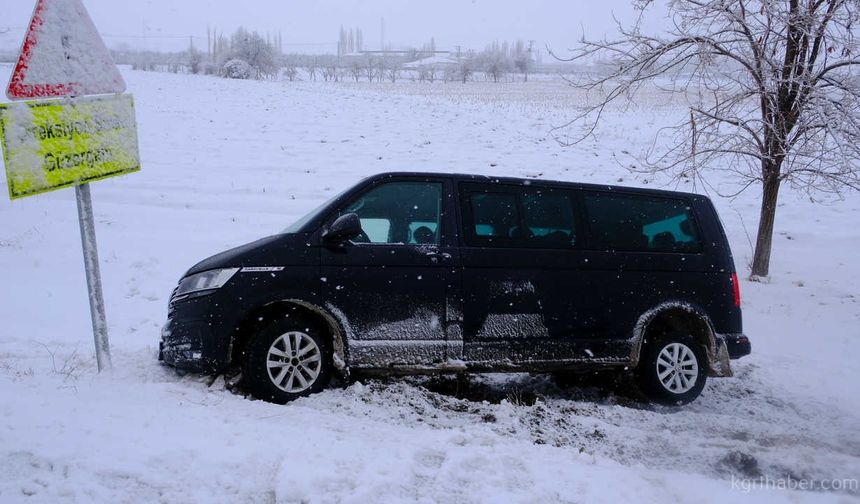 Karlı yolda kontrolden çıkan minibüs şarampole indi