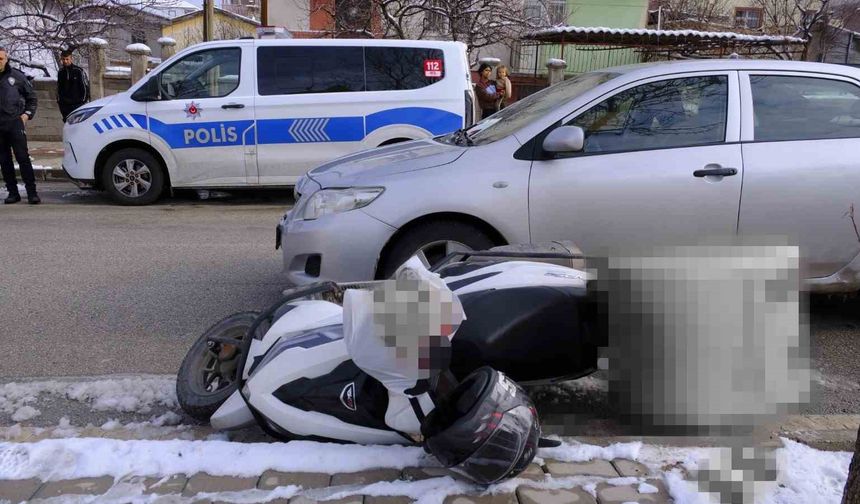 Otomobille motokurye çarpıştı: 1 yaralı