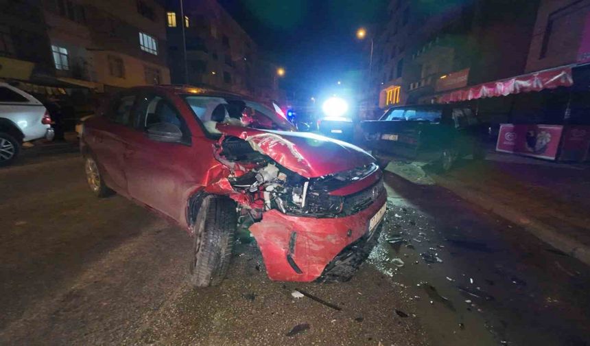 Park halindeki araca çarpan otomobilin sürücüsü yaralandı