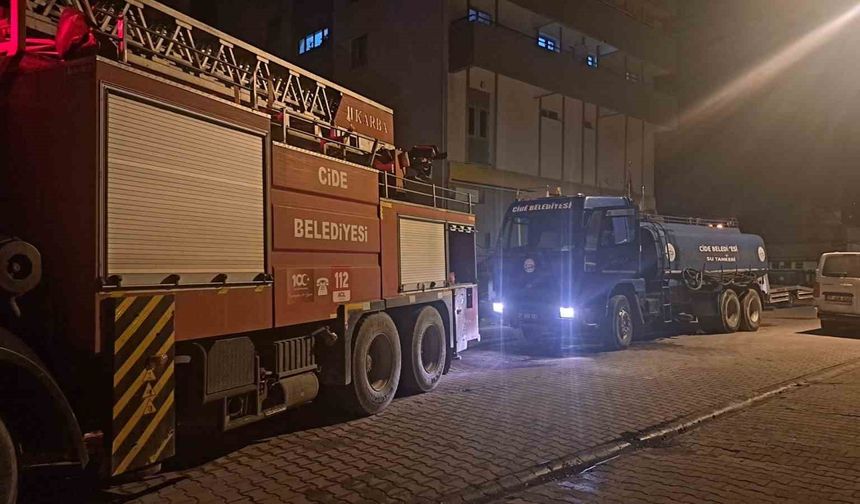 Çıkan çatı yangını itfaiye tarafından söndürüldü
