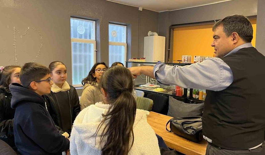 Vali Yardımcısı Balcı tost yaptı, öğrencilerin hesabını ödedi