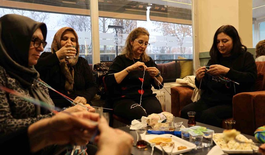 Kırşehir'de kadınlardan ihtiyaç sahibi çocuklara karne hediyesi